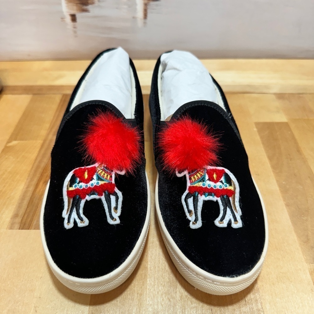 SOLUDOS VELVET SHOW PONY SNEAKER SIZE 6